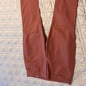 Women's Cropped Pants in Dusty Pink